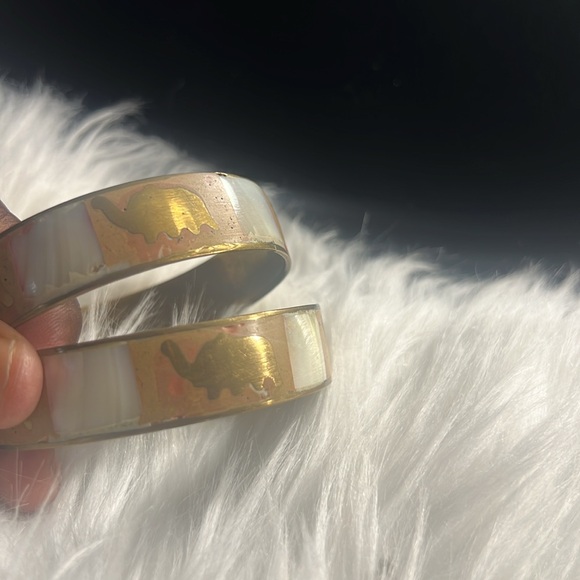 Vintage Mother of Pearl Elephant Bangle Bracelet Set Of 2 Size 2.5” - Picture 6 of 9